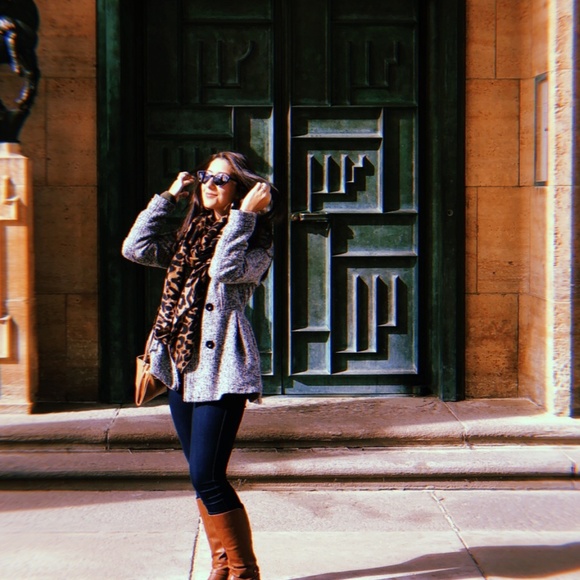 Meet your Posher, Becca - Picture 1 of 1